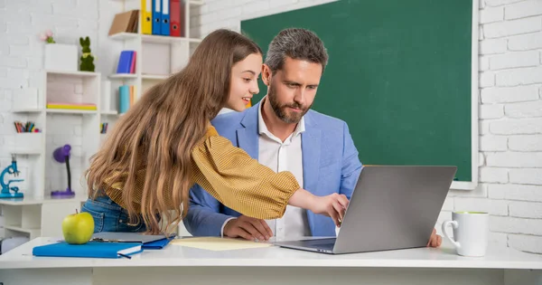 在教室里和男老师在一起的一个积极的少女 — 图库照片