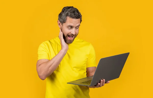 Beeld Van Verraste Man Programmeur Met Laptop Programmeur Geïsoleerd Geel — Stockfoto