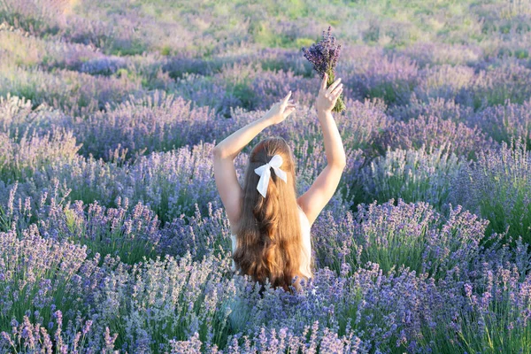 Mädchen Spazieren Sommer Durch Lavendelfelder Stilvolles Sommermädchen Lavendelsonnenuntergang Mädchen Lavendelfeld — Stockfoto