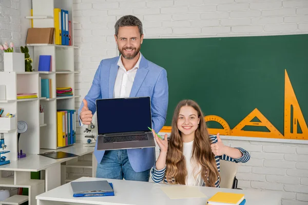 Fată Fericită Profesor Școală Care Prezintă Ecran Laptop Spațiu Copiere — Fotografie, imagine de stoc