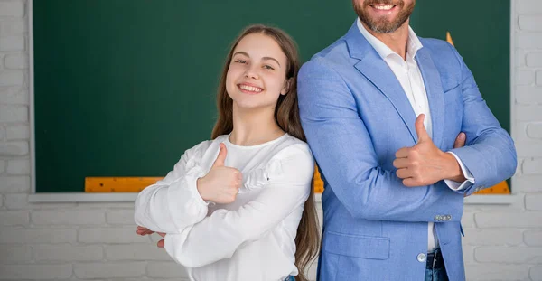 Positives Kind Steht Mit Lehrer Der Tafel — Stockfoto