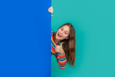 Reklam için fotokopi alanı olan boş mavi kağıdın arkasındaki hayrete düşmüş kız..