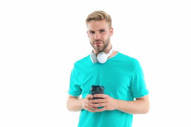Stüdyoda kahve içen milenyum adamı. Kahveli milenyum çocuğunun fotoğrafı. Kahveli milenyum çocuğu beyaz üzerine izole edilmiş. Geçmişinde kahve olan bin yıllık bir adam..