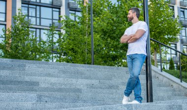 Beyaz adam dışarıda, pankartta. Sokakta beyaz bir adam var. Dışarıda beyaz bir adam var. Beyaz gömlekli beyaz adamın fotoğrafı..