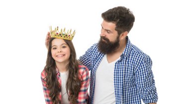 O, babası için her zaman prensestir. Mutlu prenses. Sakallı adam küçük çocuğu taçlandırdı. Sevimli küçük prenses. Bayan kraliçe. Süper kız. Harika ve şık. Ben prensesim çünkü babam kraldır..