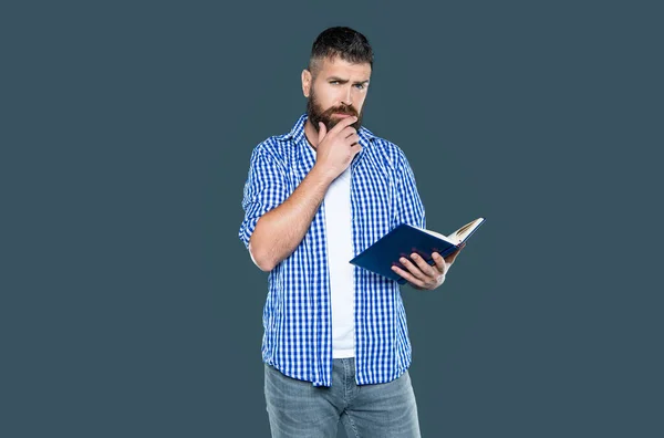 Раздумывая Бородатый Человек Читает Книгу Сером Фоне — стоковое фото