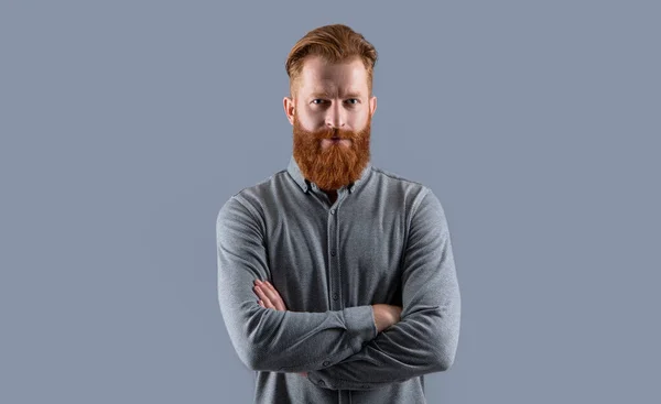 Уверенный Ирландец Держит Оружие Скрещенным Бородатый Мужчина Бородой Усами Серьезный — стоковое фото
