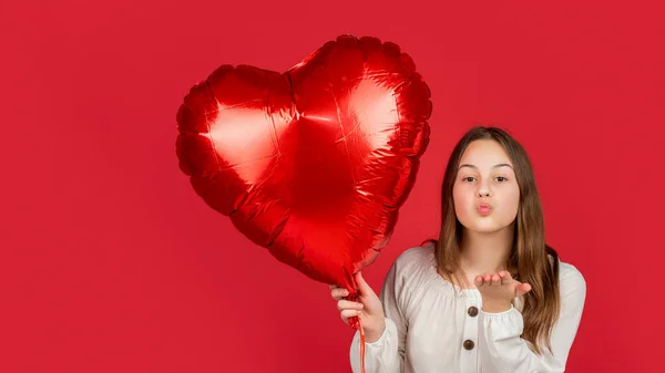 Çocuk Öpücük Üfler Aşk Balonunu Kırmızı Arka Planda Tutar — Stok fotoğraf