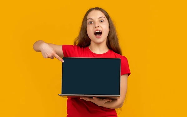Niesamowite Dziecko Laptopem Żółtym Tle — Zdjęcie stockowe