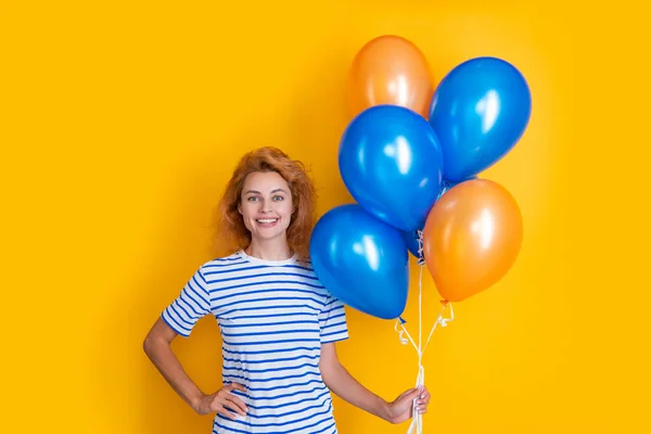 Θετική Γυναίκα Κρατήσει Μπαλόνια Κόμμα Στο Στούντιο Γυναίκα Μπαλόνι Για — Φωτογραφία Αρχείου