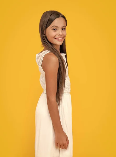 Дівчина Підліток Посміхається Білій Сукні Жовтому Фоні — стокове фото
