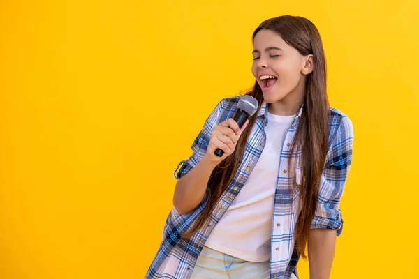 Młoda Piosenkarka Karaoke Trzyma Mikrofon Kopiuje Przestrzeń Nastoletnia Piosenkarka Trzyma — Zdjęcie stockowe