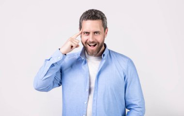 Gri arka planda izole edilmiş fikri olan hayrete düşmüş bir adam. Stüdyoda fikri olan hayrete düşmüş bir adam. Fikri olan şaşkın bir adamın fotoğrafı. Fikirden esinlenmiş, şaşkın bir adam..