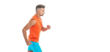 Spor müsabakası Uzun bir spor koşusunda koşucu, kopyalama alanı. Kaçak, beyaz stüdyoda izole edilmiş. Spor koşucusu bir maratonu tamamladıktan sonra bitiş çizgisini geçti. Koşucu inanılmaz bir hızla koştu..