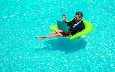 Adamın bilgisayarla iş görüşmesi var, kopyalama alanı. Adamın fotoğrafında iş görüşmeleri var. Adamın iş videosu var. Adamın bilardoda yenilenen iş videosu var..