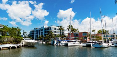 Lüks yaz limanındaki cennete kaçmak. Lüks yaz mevsiminde rahatla. Bu çarpıcı yaz gezisinde son derece lüks bir deneyim yaşayın. Hayat bu özel yaz mevsiminde.