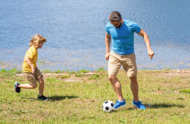 Baba ve oğul çocukluklarında futbol oynuyorlarmış. Oğlu ve babasının çocukluk anıları. Baba oğluyla iyi eğlenceler. Babalık yolculuğu. Baba ve oğul açık havada çocukluk maceralarını yaşıyorlar..