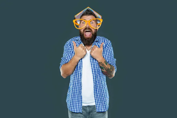 Σοκαρισμένος Αστείο Γενειοφόρος Άνθρωπος Γυαλιά Κόμμα Βιβλίο Στο Κεφάλι — Φωτογραφία Αρχείου