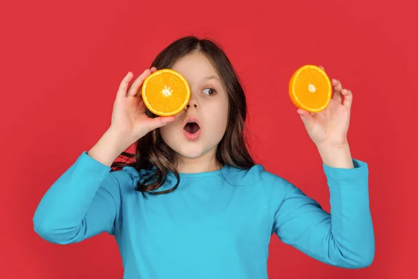 Σοκαρισμένο Έφηβος Παιδί Κρατήσει Πορτοκαλί Φρούτα Μωβ Φόντο — Φωτογραφία Αρχείου