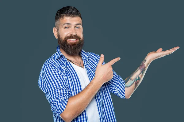 Bärtiger Mann Trägt Kariertes Hemd Zeigefinger Auf Grauem Hintergrund Mit — Stockfoto