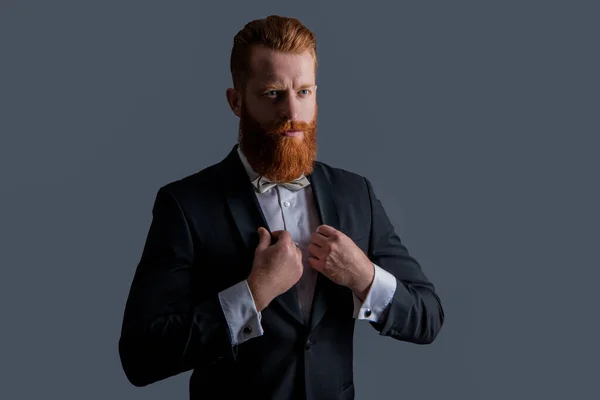 Smoking Mode Gutaussehender Bärtiger Geschäftsmann Smoking Isoliert Auf Grauem Hintergrund — Stockfoto