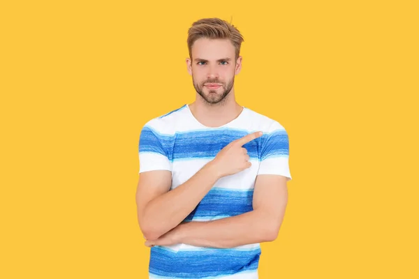 広告宣伝のために黄色の背景に指を指す夏の販売を提供する男 — ストック写真