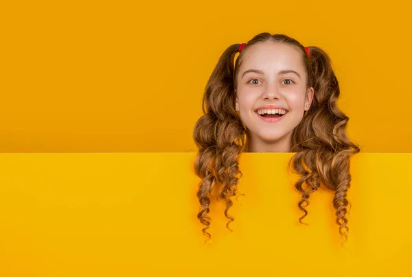 空白黄纸后面的阳性儿童 带有广告复制空间 — 图库照片