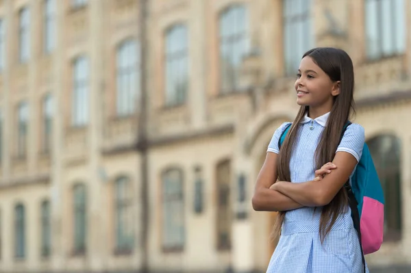 Χαμογελαστή Έφηβη Μαθήτρια Σακίδιο Έφηβη Μαθήτρια Έξω Φωτογραφία Μιας Έφηβης — Φωτογραφία Αρχείου