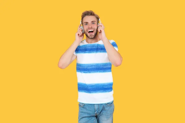 Homme Surpris Écouter Musique Dans Les Écouteurs Musicaux Audio Dans — Photo