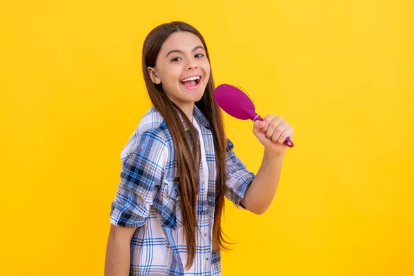 Saç Fırçasıyla Şarkı Söyleyen Genç Bir Kız Saç Fırçası Saç — Stok fotoğraf