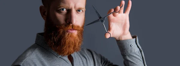 Fryzjer Nożyczkami Strzyżenia Człowiek Studiu Fryzjerskim Mężczyzna Trzymający Nożyczki Fryzjerskie — Zdjęcie stockowe