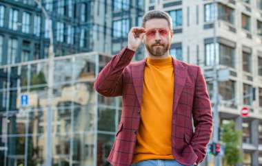 Dışarıda beyaz erkek stili şık. Ceketli, beyaz adam tarzı bir fotoğraf. Beyaz adam tarzı açık hava. Sokakta beyaz adam tarzı..