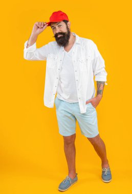 Beyaz adamın yaz modası giymiş şık bir fotoğrafı. Sarıda izole edilmiş modaya uygun beyaz adam. Stüdyoda şık bir beyaz adam var. Arka planda şık beyaz adam.