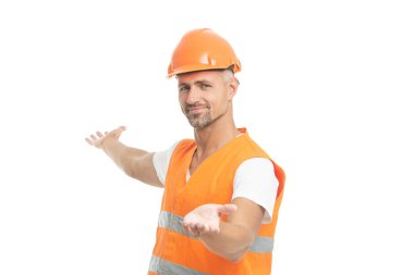 Beyaz stüdyoda çalışan bir işçi, ürünü sunuyor. Arka planda çalışan bir işçi. Yansıtıcı yelek giyen bir işçinin fotoğrafı. İşçi beyaz üzerine izole edilmiş.