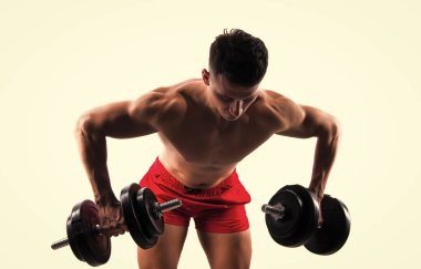 Ağırlık kaldırma sporunda pazıların ve trisepslerin spor eğitimi. Spor salonundaki halterci halter sporu yapıyor. Spor salonunda halter sporu. Spor salonunda halter kaldıran sporcu beyaz tenli..