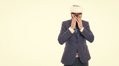 Sanal gerçeklik gözlüklü bir iş adamının stüdyo çekimi. İş dünyasındaki sanal gerçeklik. Sanal gerçeklikten şok olan iş adamı beyaza izole edilmiş VR gözlük takıyor. sanal gerçeklik işi.