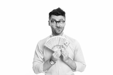 Kişisel krediler. Elinde kağıt para stüdyosu tutan kafası karışık bir adam. Para banknotları olan zengin bir adam. Borç için nakit para. Para kazanmak ve harcamak.