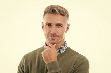 Tıraşsız adamın stüdyo çekimi. Beyaz arka planda sakallı, olgun, tıraşsız bir adam. Kazaklı traşsız adam. Traşsız adamın sakalı var..