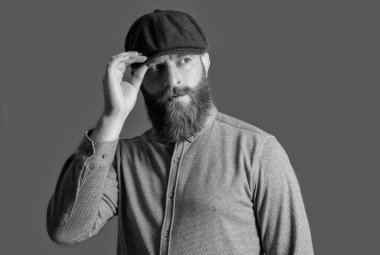 Ciddi bir İrlandalı adam şapkasını ayarlıyor. Sakallı adamın portresi. Stüdyosu sakallı, tıraşsız bir adam Grey 'de tek başına..