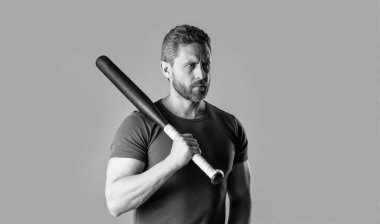 Beyzbol sopalı holigan adam gri stüdyo arka planında izole edilmiş. Stüdyoda sopalı holigan adam. Sopalı holigan adamın fotoğrafı. Yarasayla tehdit eden holigan adam..