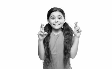 Yeşil t-shirt giyen esmer genç kız. Genç esmer bir kızın sıradan bir şekilde çekilmiş fotoğrafı. Genç esmer kız beyaz arka planda izole edilmiş. Stüdyodaki esmer kız..