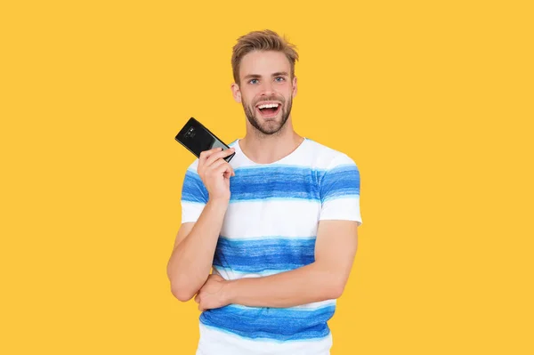 Junge Glückliche Millennial Mann Mit Telefon Isoliert Auf Gelbem Hintergrund — Stockfoto