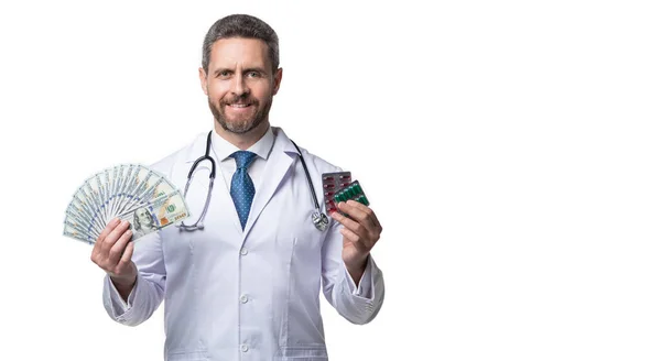 Γιατρός Δείχνει Ιατρικά Έξοδα Στο Στούντιο Γιατρός Δείχνουν Ιατρικά Έξοδα — Φωτογραφία Αρχείου