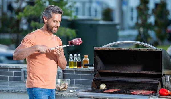 Homme Préparant Des Aliments Grillés Barbecue Cour Homme Avec Barbecue — Photo