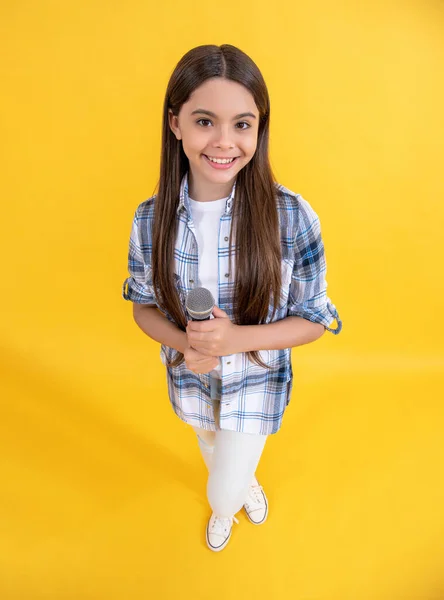 Positive Teenager Mädchen Karaoke Sängerin Isoliert Auf Gelb Teenager Mädchen — Stockfoto