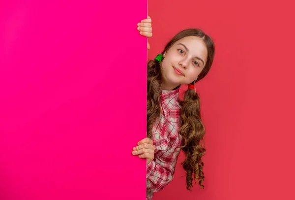 Glimlachende Tiener Kind Achter Blanco Roze Papier Met Kopieerruimte Voor — Stockfoto