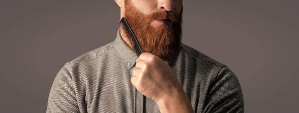 Vista Recortada Del Hombre Tiene Barba Estudio Hombre Peinando Barba — Foto de Stock