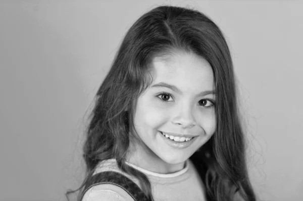 Πρόσωπο Μιας Έφηβης Χαμογελάει Στο Στούντιο Πρόσωπο Της Έφηβης Στο — Φωτογραφία Αρχείου