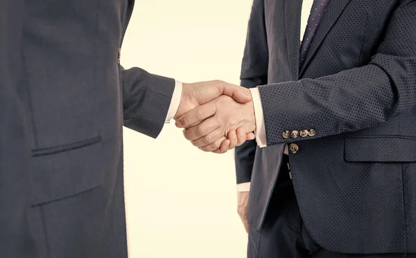 Üzletemberek Kézfogással Üzletelnek Két Üzletember Akik Üzlettársak Üzlettársak Kézfogása Elszigetelten — Stock Fotó