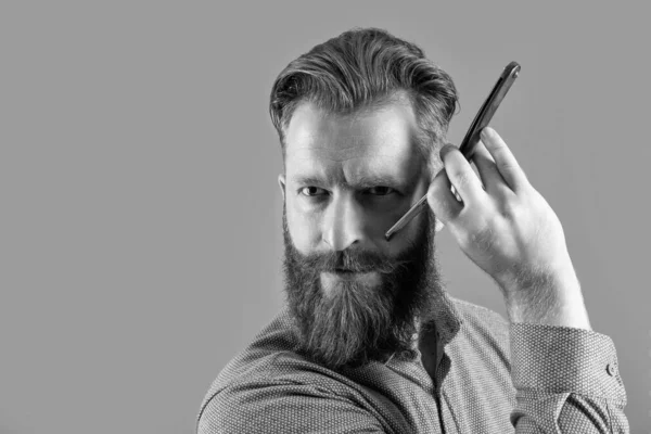 Copiar Espaço Barbeiro Barbear Com Lâmina Homem Estúdio Barbeiro Homem — Fotografia de Stock
